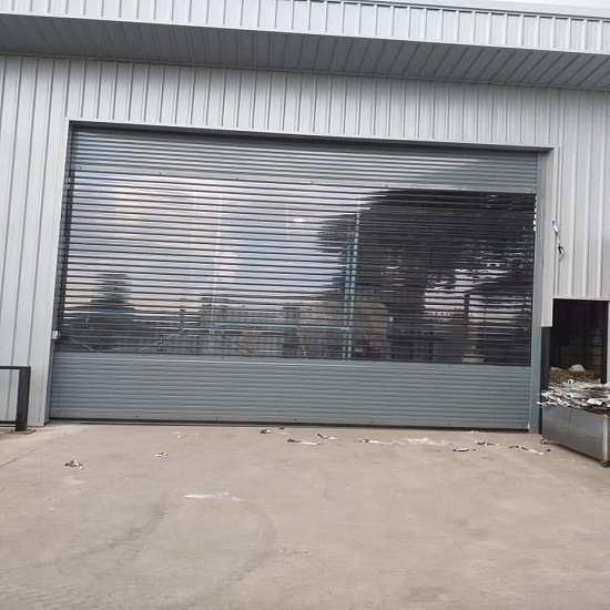 ติดตั้งประตูม้วนแบบครึ่งโปร่งครึ่งทึบ ติดตั้งประตูม้วนแบบครึ่งโปร่งครึ่งทึบ