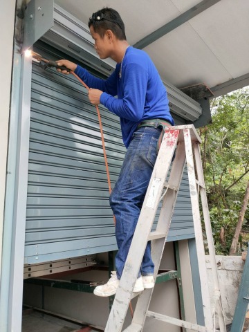 ช่างติดตั้งประตูม้วน