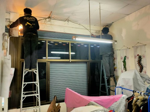 งานรื้อประตูม้วนเก่าออกติดตั้งบานใหม  เพชรเกษม