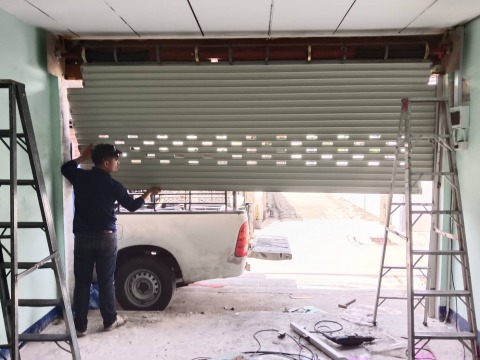 ื้อประตูยืดเก่าออกติดตั้งประตูม้วนใหม่